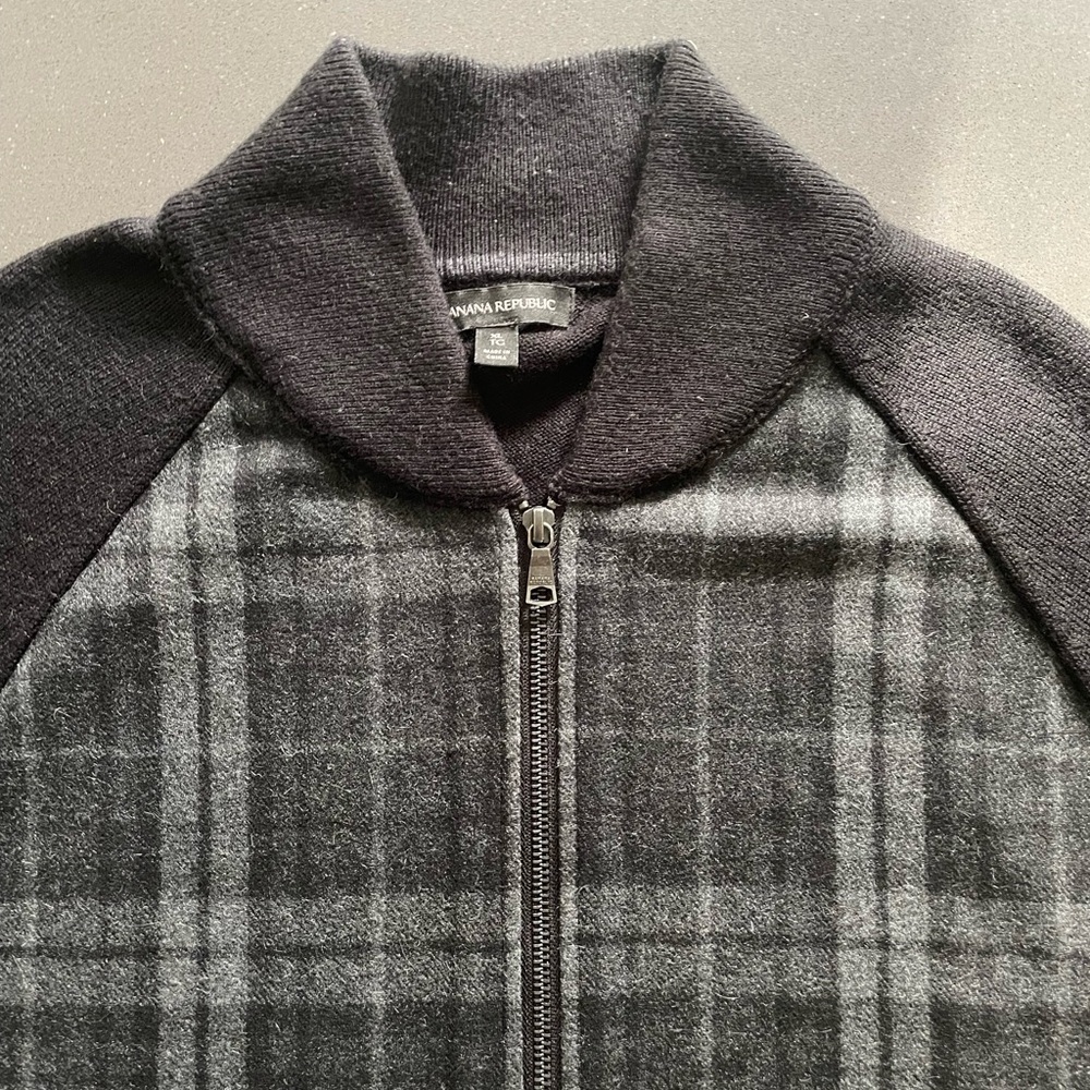 Banana Republic Men's Black and Gray Sweater